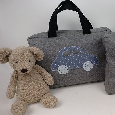 Maleta juegos con detalle aplicado