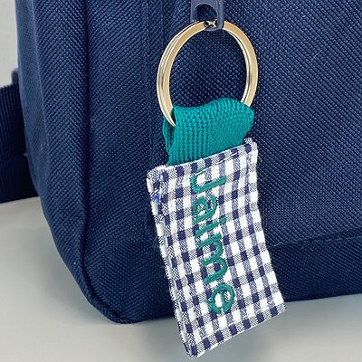 Llavero con nombre bordado sobre tela