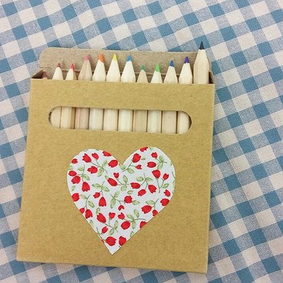 Caja de lápices con inicial o detalle