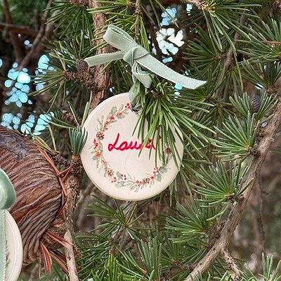 Adorno de Navidad con nombre en cerámica