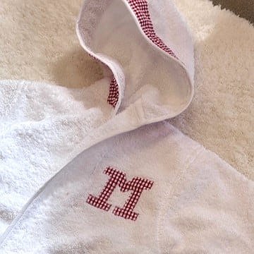 Albornoz personalizado con detalle o inicial