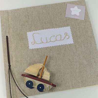 Álbum de fotos personalizado con nombre pespunteado