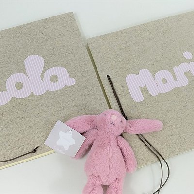 Álbum de fotos personalizado con nombre aplicado
