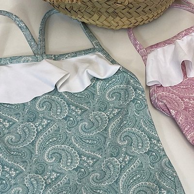 Bañador niña cashmir rosa o verde con volante blanco