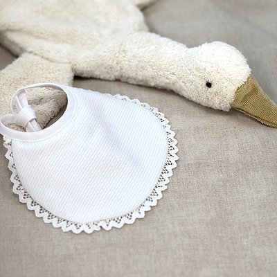 Babero para bautizo de puntilla