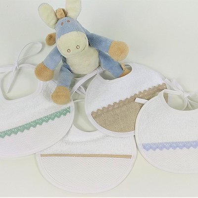 Babero pequeño con puntilla
