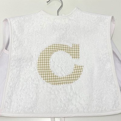 Babero camiseta con inicial