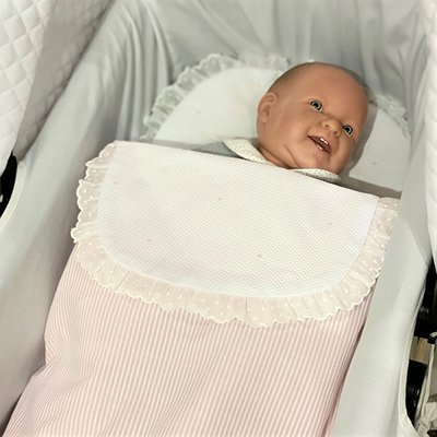 Bajera con colcha reversible y relleno extraíble con puntillas para capazo
