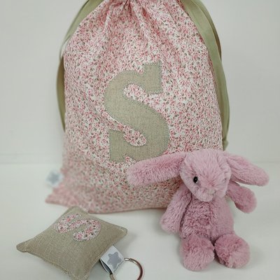 Bolsa ropa con inicial o detalle aplicado