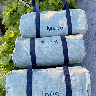 Macuto extraescolar con nombre bordado a máquina