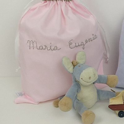 Bolsa multiusos con nombre pespunteado