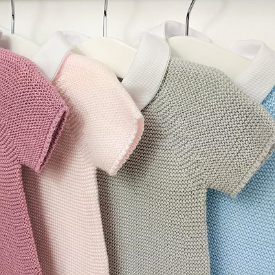 Pelele de punto en manga corta con cuello bebé