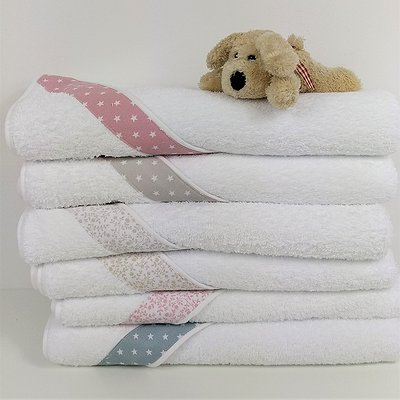 Capa de baño con inicial o detalle
