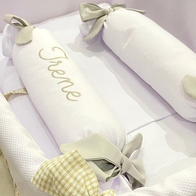 Cojín antivuelco doble con nombre bordado a máquina