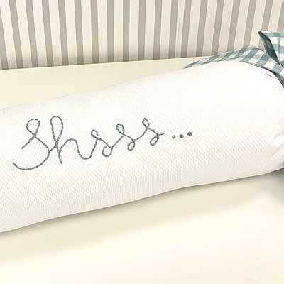 Cojín antivuelco con nombre pespunteado a mano