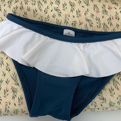 Culetín niña verde volante blanco