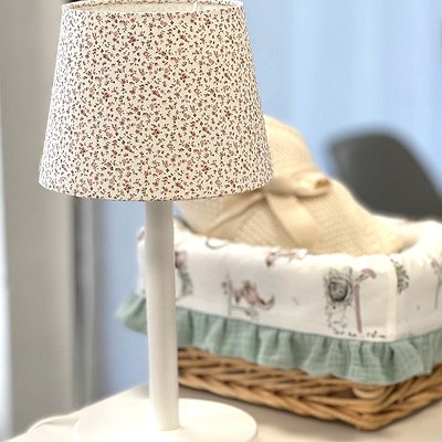 Lámpara con pantalla de sobremesa con tejido especial
