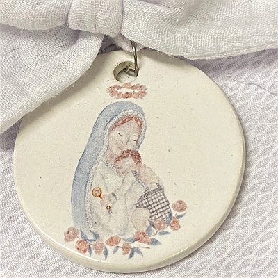 Medalla para cuna o capazo en cerámica virgen de Flores
