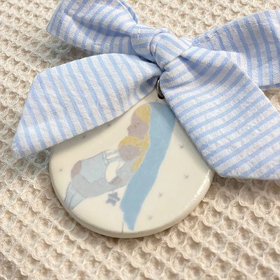 Medalla para cuna o capazo en cerámica virgen Azul