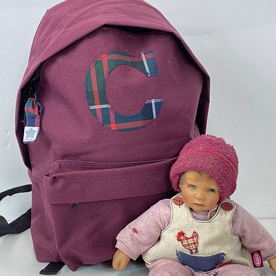 Mochila colegial PLUS mediana con inicial o detalle