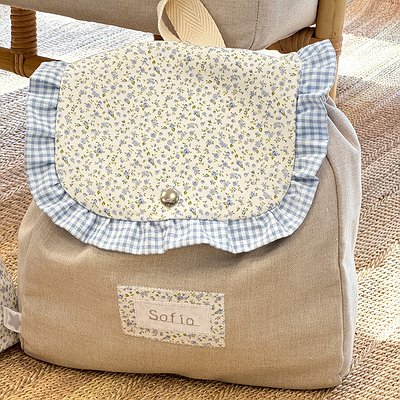 Mochila guardería de tela con volante y nombre bordado