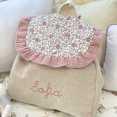 Mochila guardería de tela con volante y nombre bordado a máquina