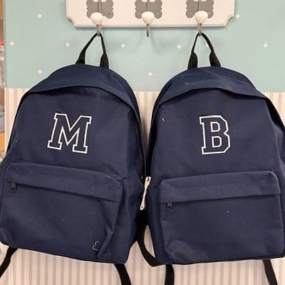Mochila colegial PLUS mediana con inicial oxfort bordada