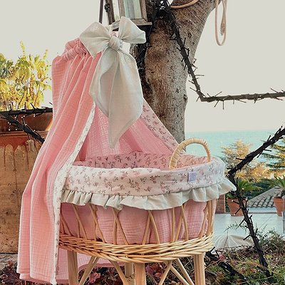 Moisés de mimbre para muñecas con vuelta especial