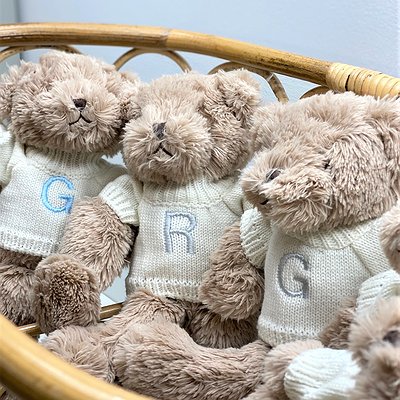 Osito con jersey personalizado con inicial bordada