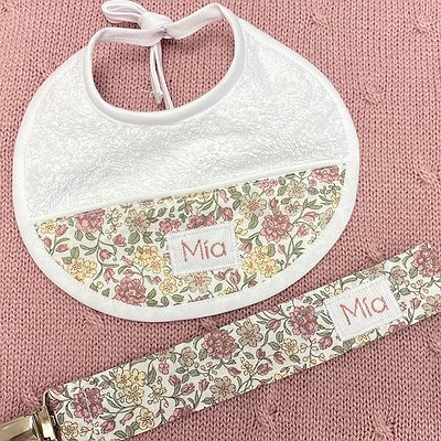 Pack regalo babero y chupetero bordado con letra Cotó
