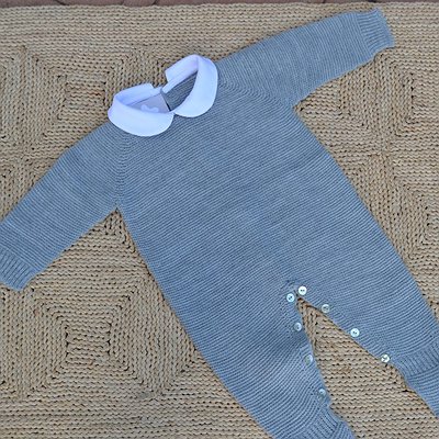 Pelele de punto en manga larga con cuello bebé