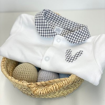 Pelele de algodón con cuello e inicial o detalle