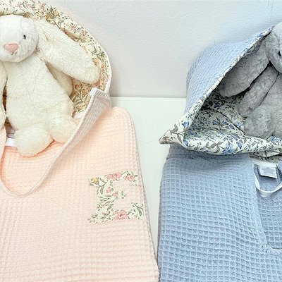 Poncho toalla de baño con capucha en waffle con inicial o detalle