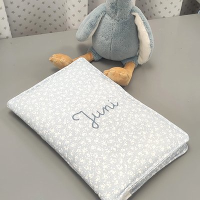 Portadocumentos con nombre bordado en letra escolar