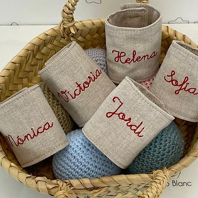 Servilletero personalizado con nombre bordado