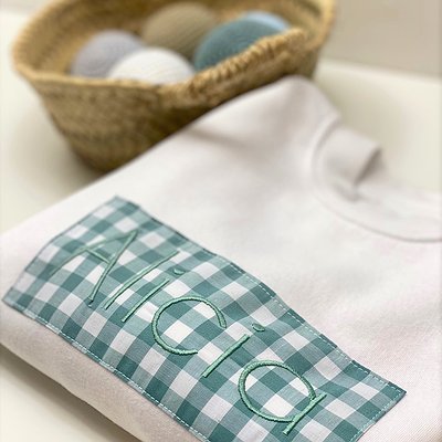Sudadera niños con nombre bordado sobre tela modelo Alicia