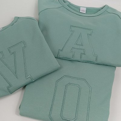 Sudadera niño con inicial bordada