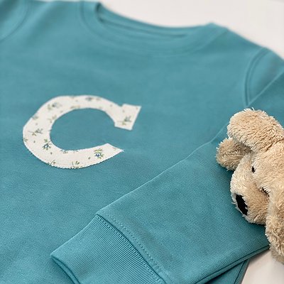 Sudadera niño con inicial en tela