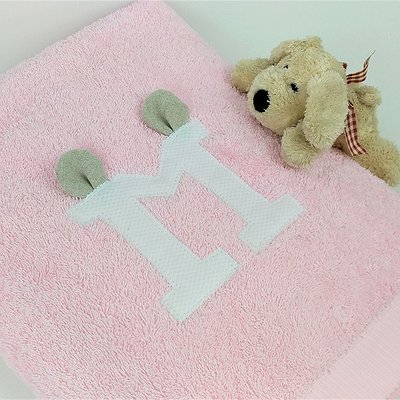 Toalla modelo Alicia con inicial y orejitas