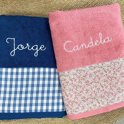 Toalla con nombre bordado y cenefa